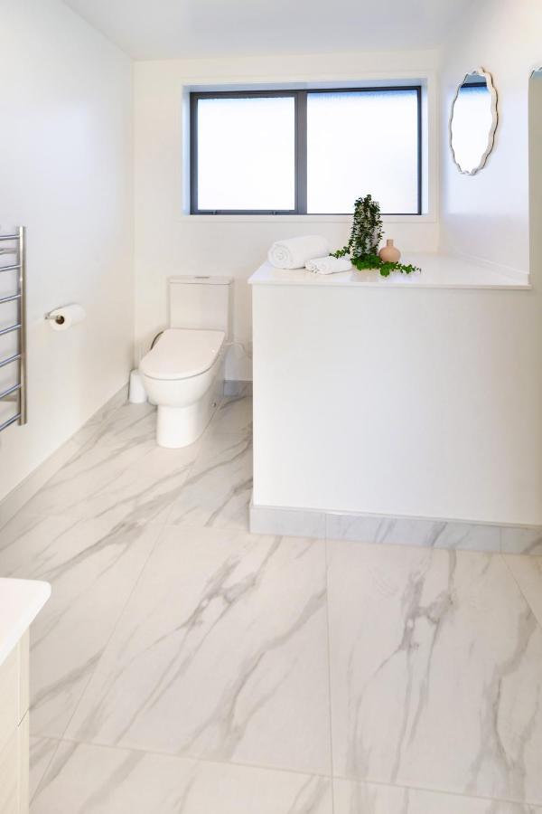 Urban Park Escape 2 Bed 2 Bath W/Carpark Apartment Christchurch Bagian luar foto
